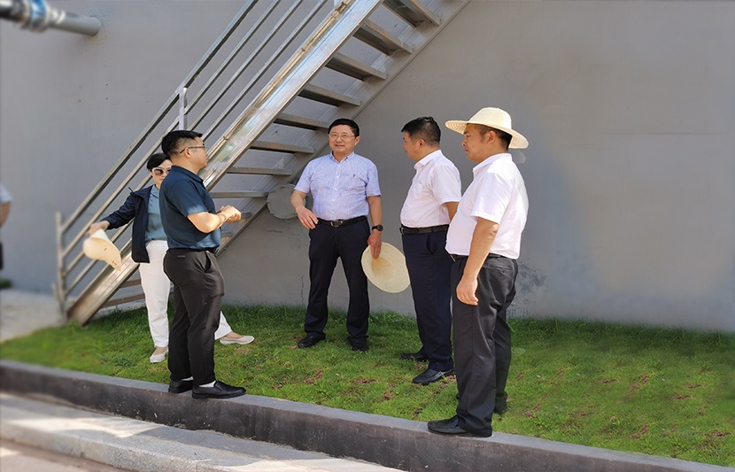 江西省生態(tài)環(huán)境廳副廳長級生態(tài)環(huán)境監(jiān)察專員、贛南專員辦主任喻子水一行蒞臨挺進(jìn)環(huán)保和樂新村項(xiàng)目點(diǎn)視察調(diào)研